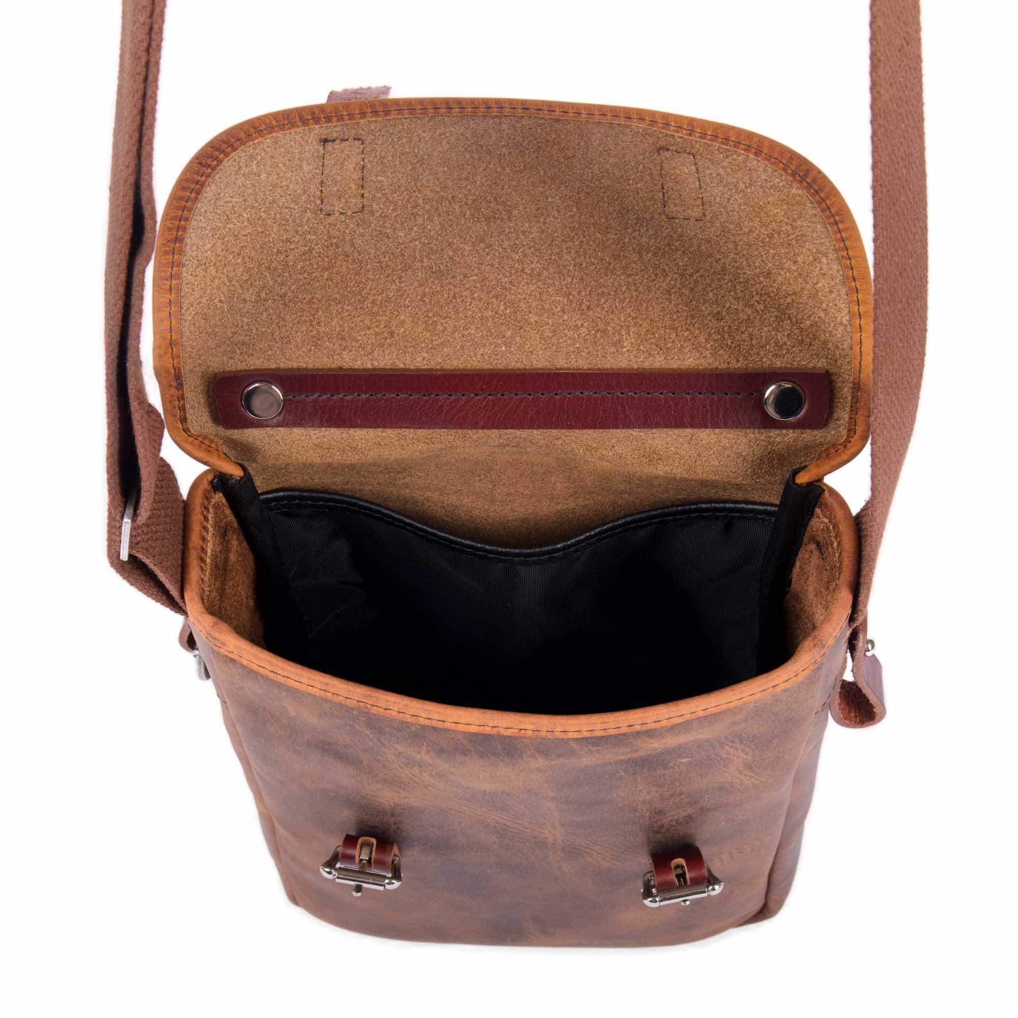 Double bottle wine satchel in good times by sonoma county leather interior view