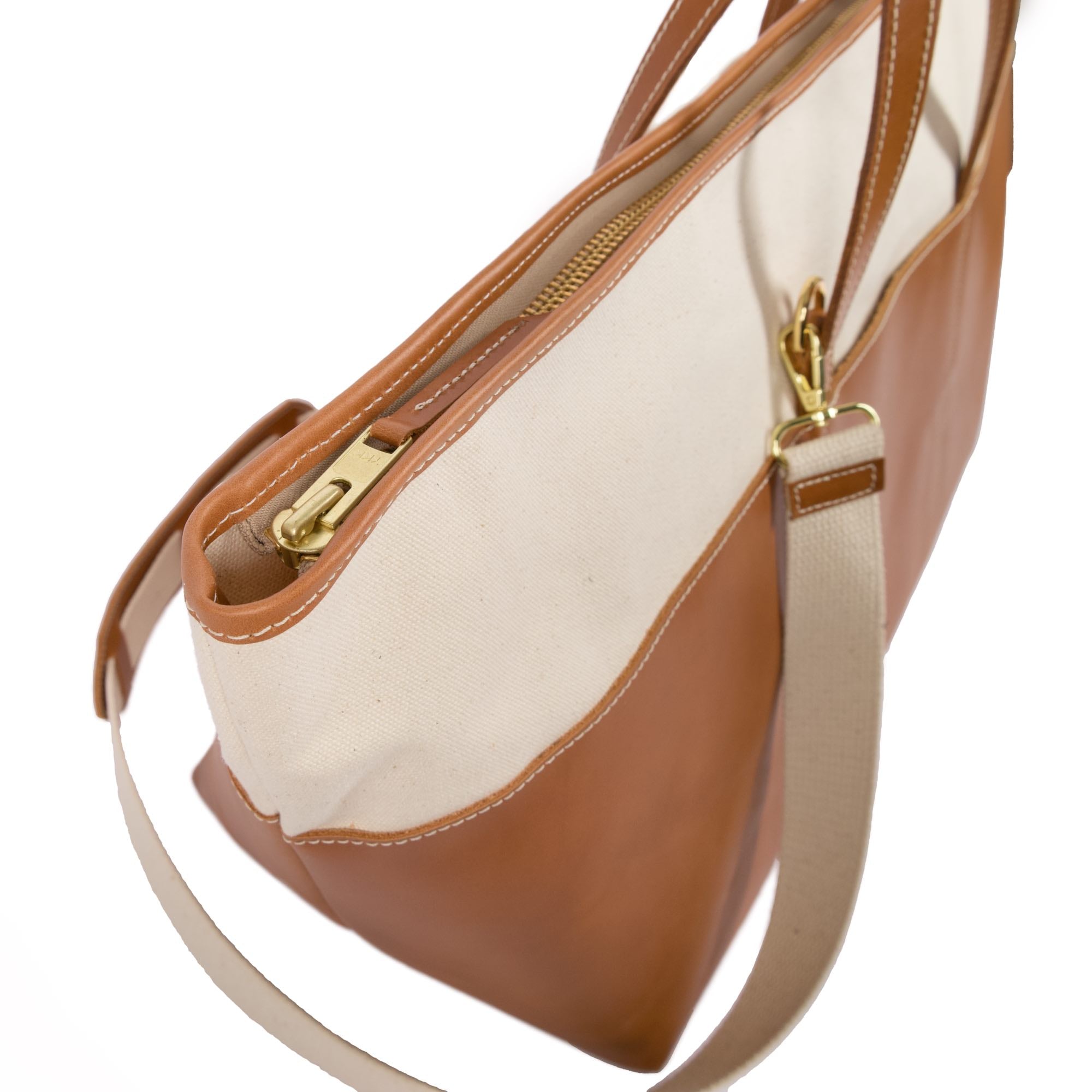 Tuscany weekender bag in natural canyon by sonoma county leather zipper close-up