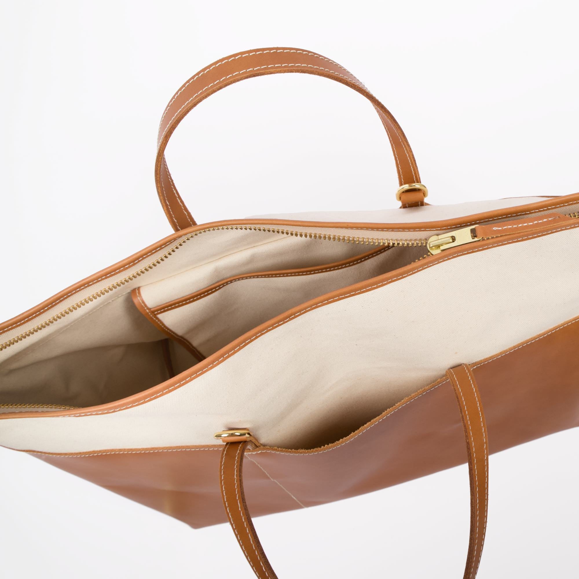 Tuscany weekender bag in natural canyon by sonoma county leather zipper close-up opened