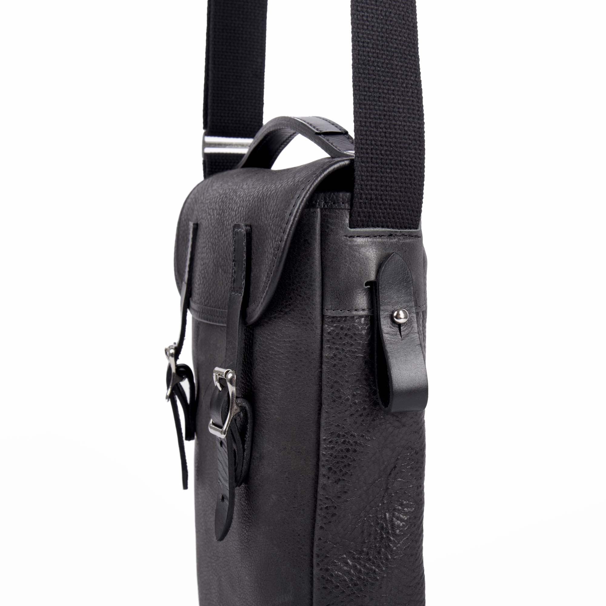 Double bottle wine satchel in black adventure by sonoma county leather side