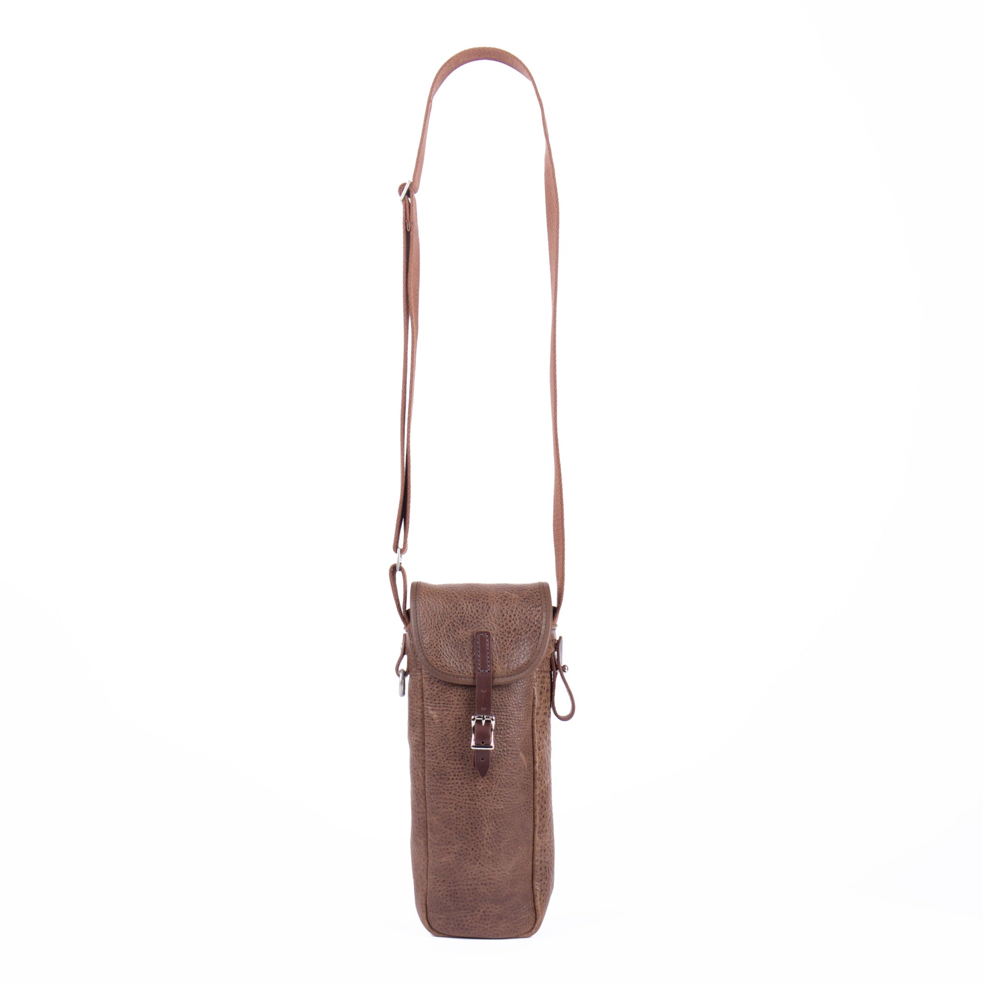 Single bottle wine satchel in cocoa adventure by sonoma county leather front