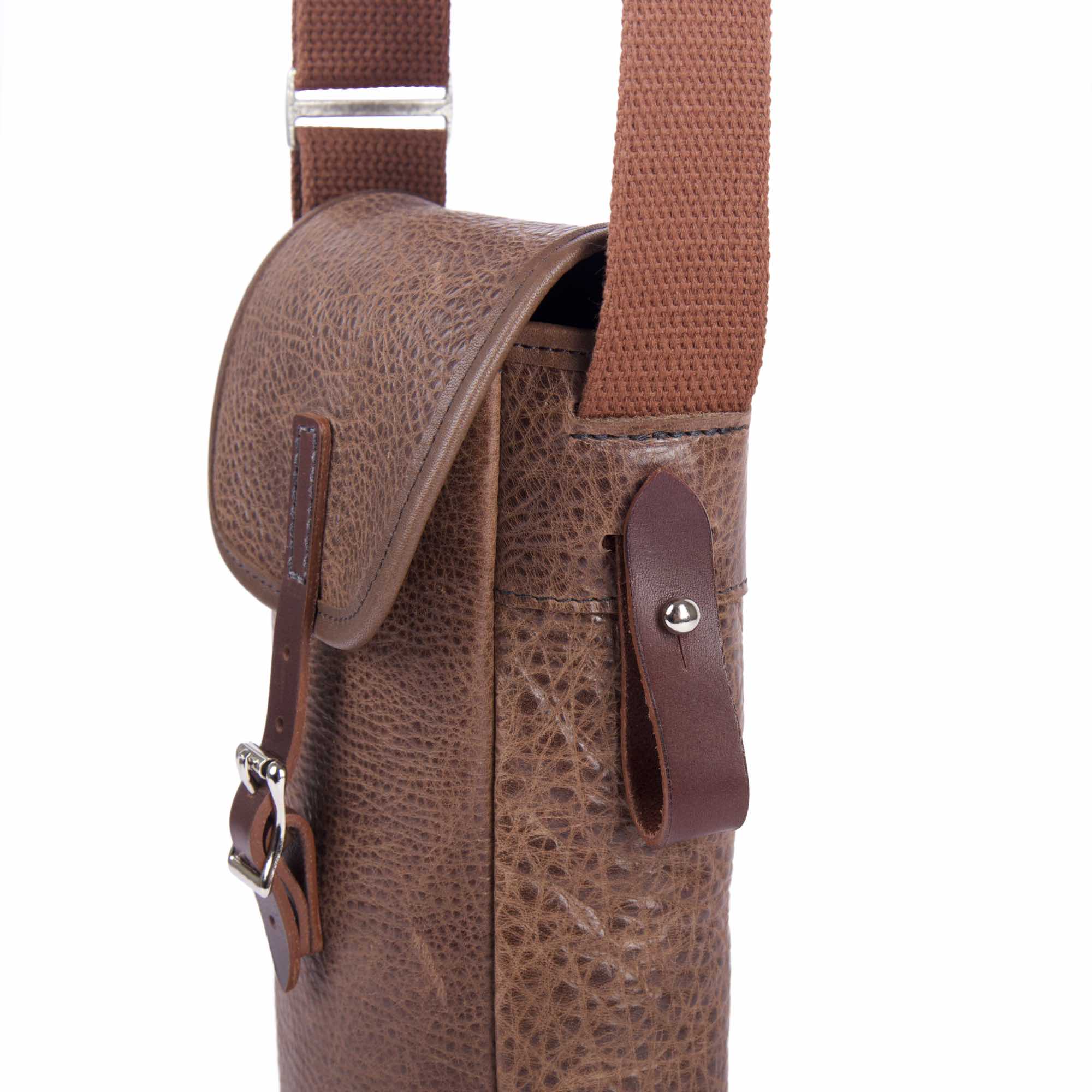 Single bottle wine satchel in cocoa adventure by sonoma county leather side detail loop