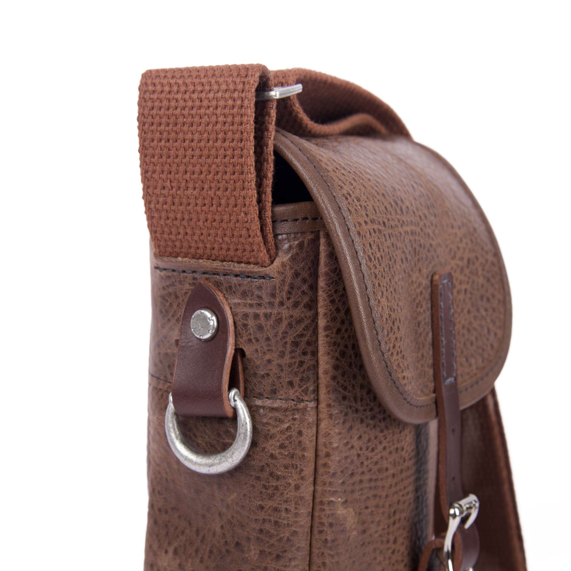 Single bottle wine satchel in cocoa adventure by sonoma county leather side detail