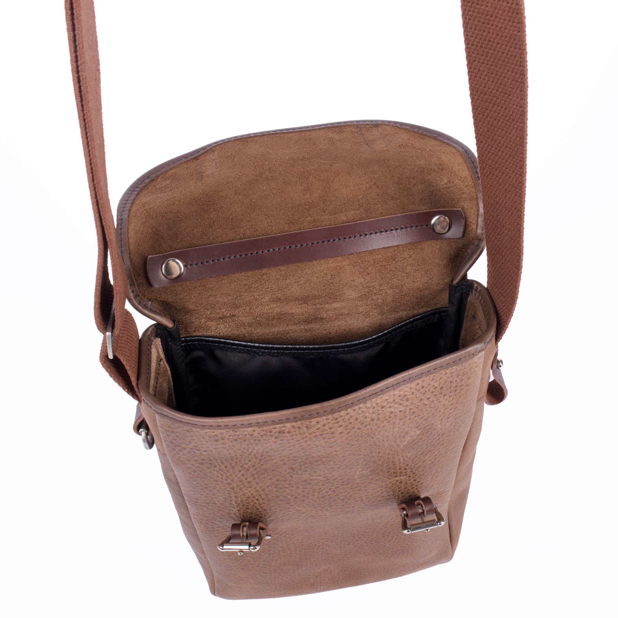 Double bottle wine satchel in cocoa adventure by sonoma county leather interior