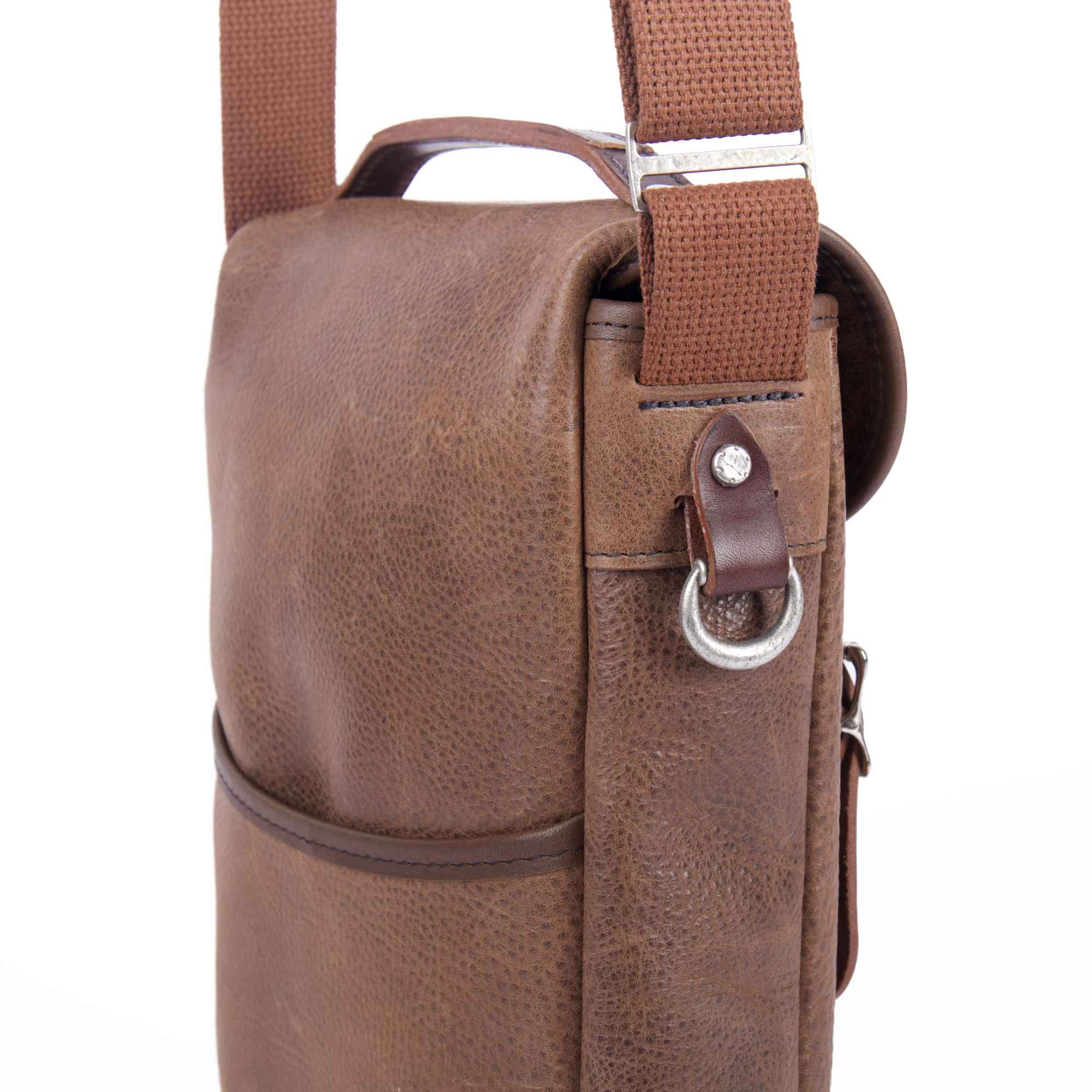 Double bottle wine satchel in cocoa adventure by sonoma county leather side