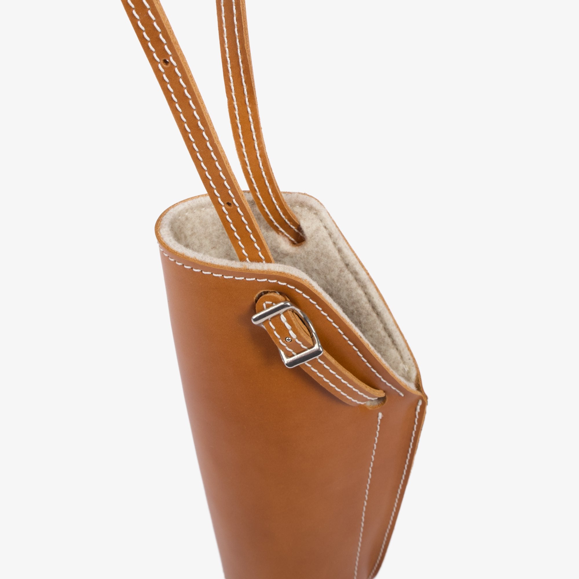 Barlow wine bag by sonoma county leather details