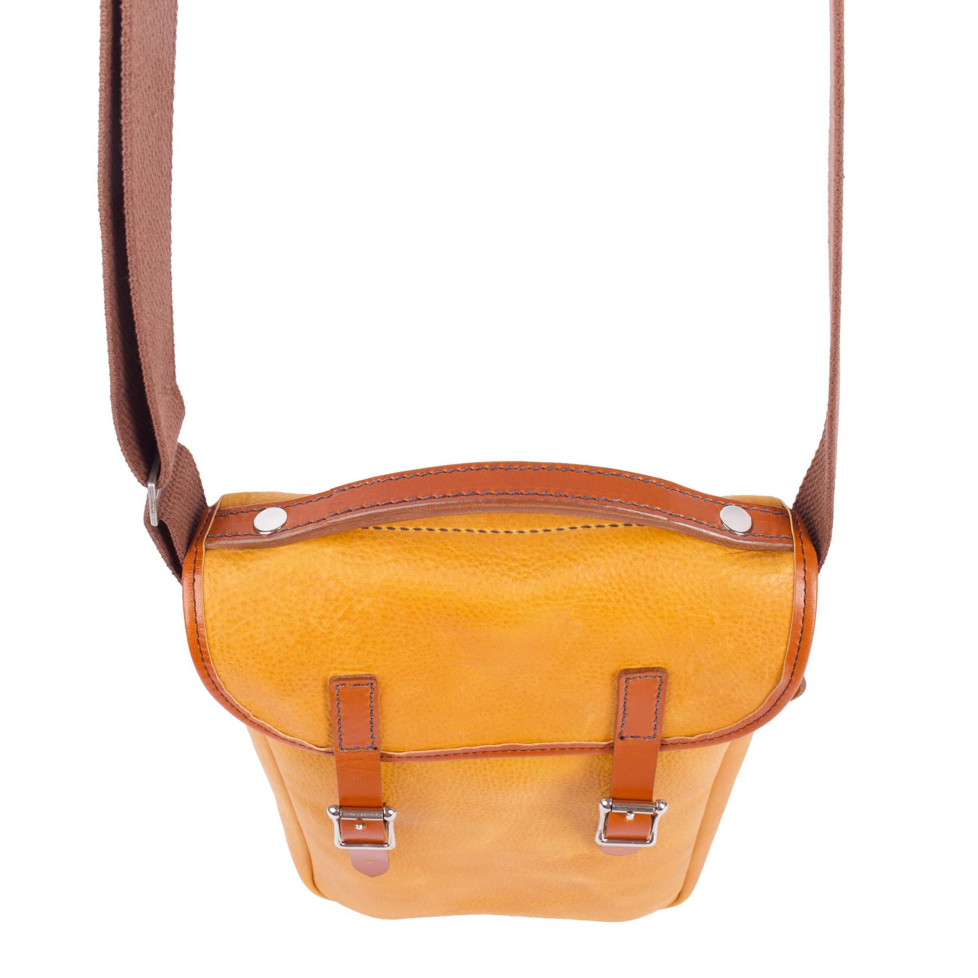 Double bottle wine satchel in amber adventure by sonoma county leather top handle detail