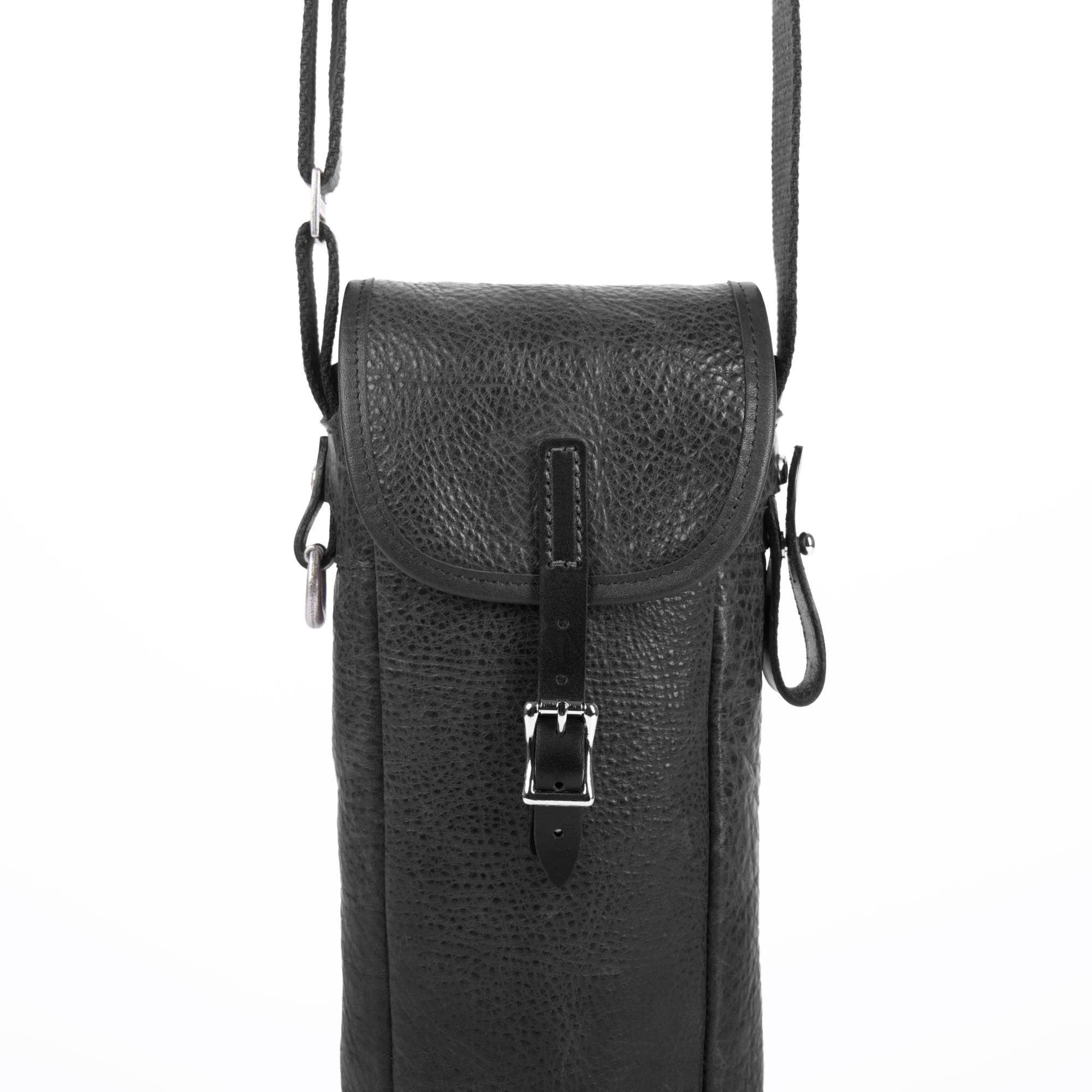 Single bottle wine satchel in raven adventure by sonoma county leather front detail